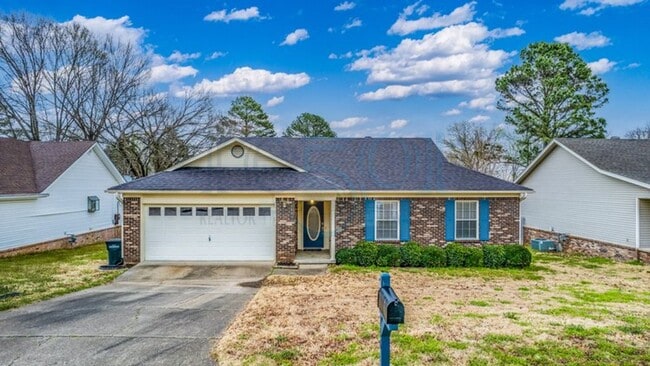 Building Photo - Available in Early August Attn: Pilots! 3BR 2BA Crashpad!