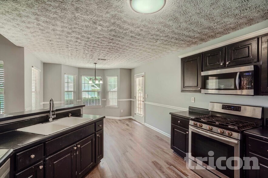 Building Photo - 210 Pebble Creek Dr