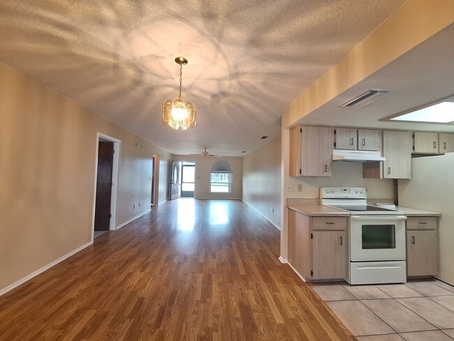 Building Photo - 2BR 2BA 1 CAR GARAGE DUPLEX IN PELICAN COVE WEST