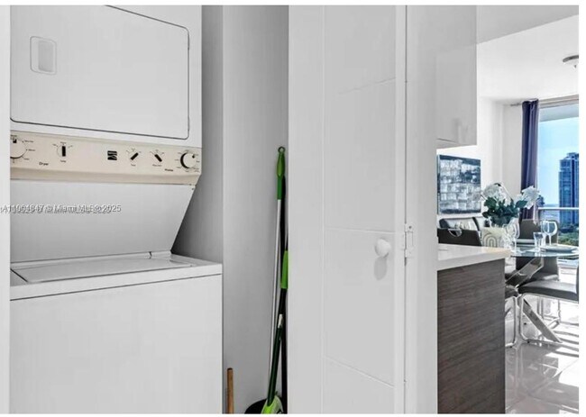 Building Photo - 1010 SW 2nd Ave