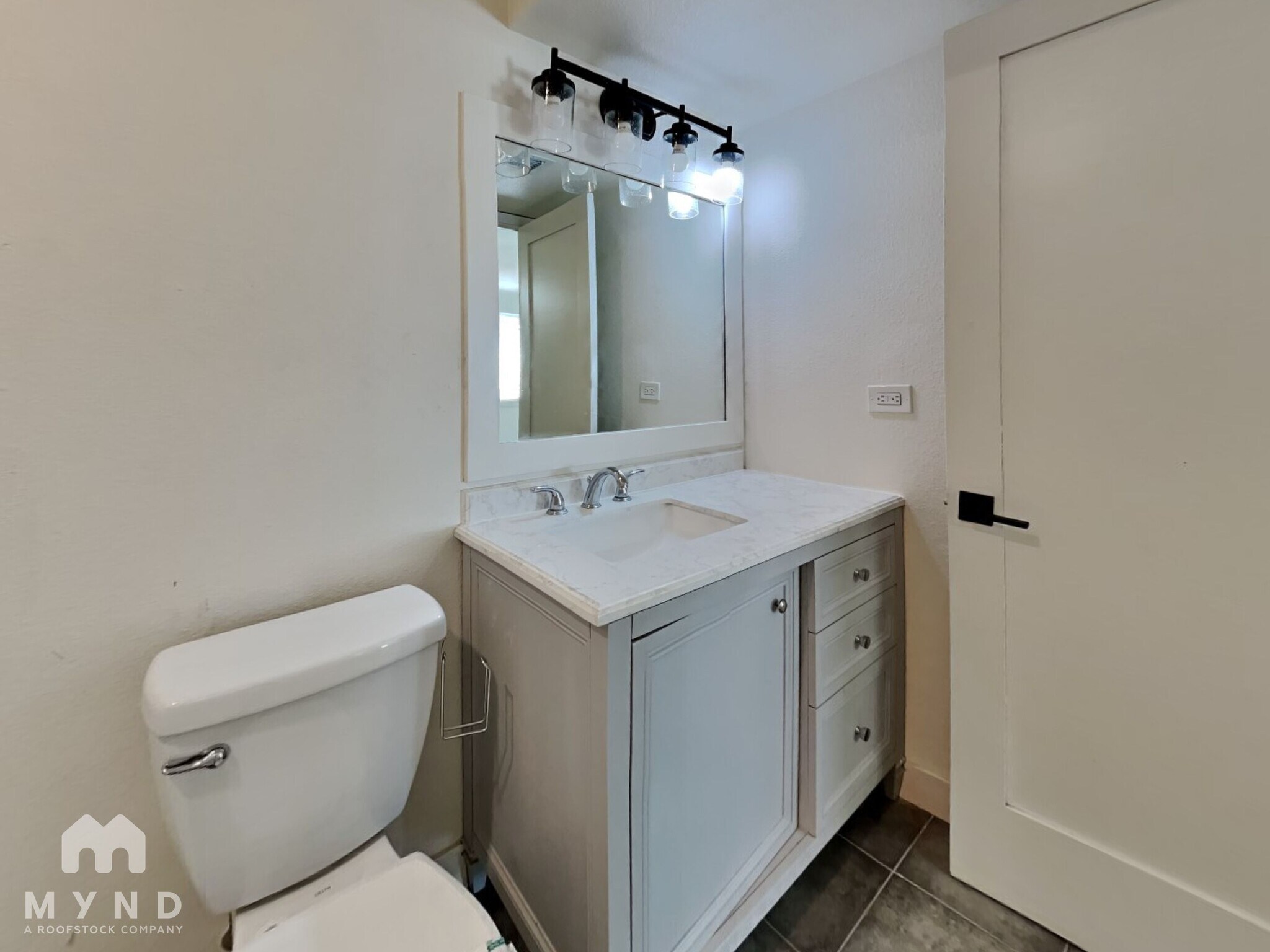 Building Photo - 4440 W Solano Dr N