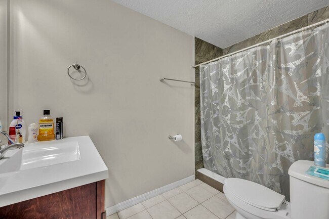 Building Photo - UCF Condo Utilities included
