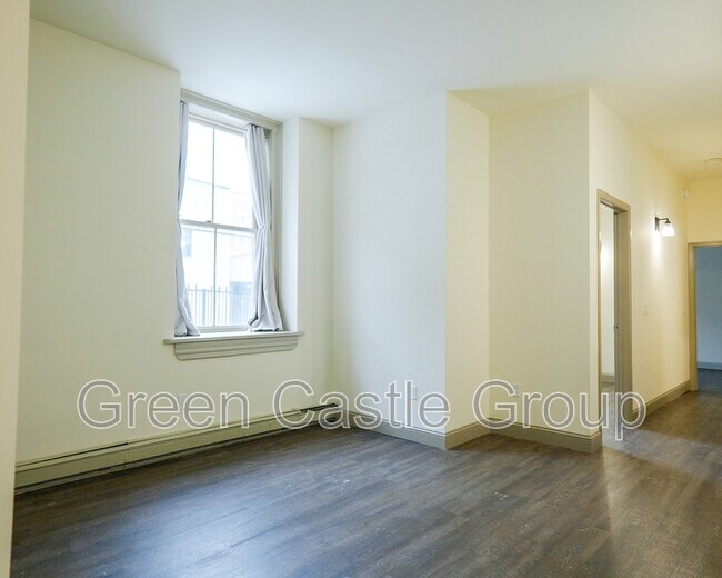 Building Photo - 260 College St