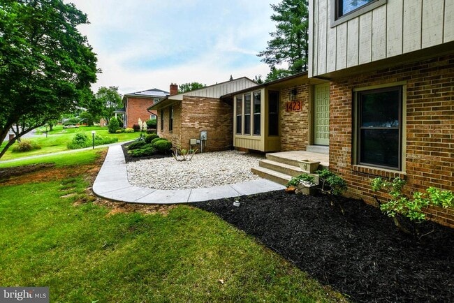 Building Photo - 1423 Albert Dr