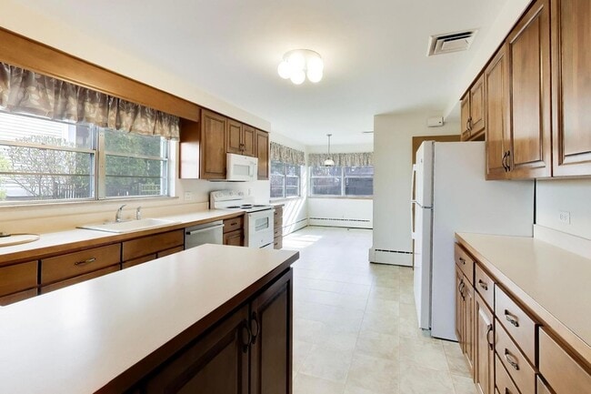 Building Photo - 545 Thatcher Ave