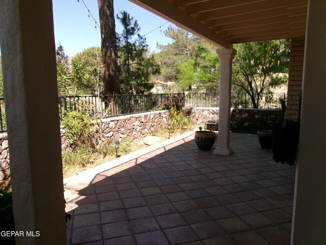 Building Photo - 5852 Mira Serena Dr