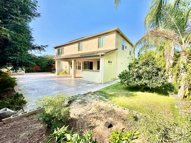 Building Photo - HUGE 5/3 Sanger Home with SOLAR