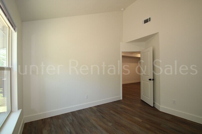 Building Photo - 1811 Elkins Ave