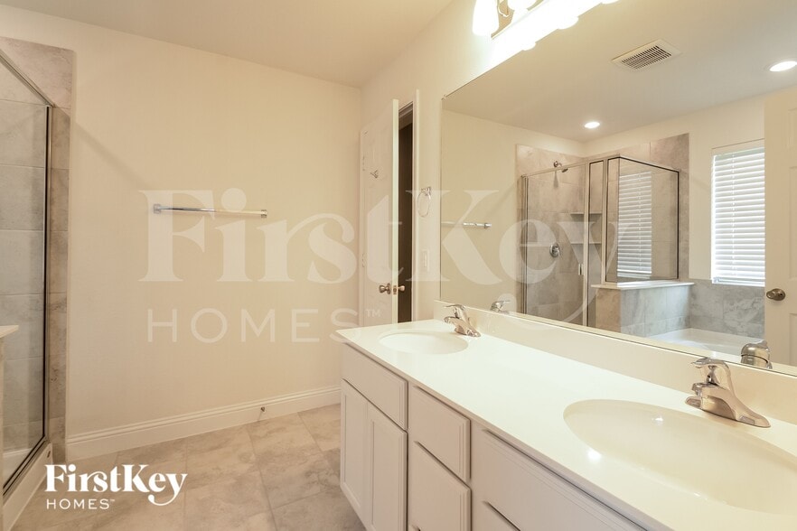 Building Photo - 2628 Warren Ln