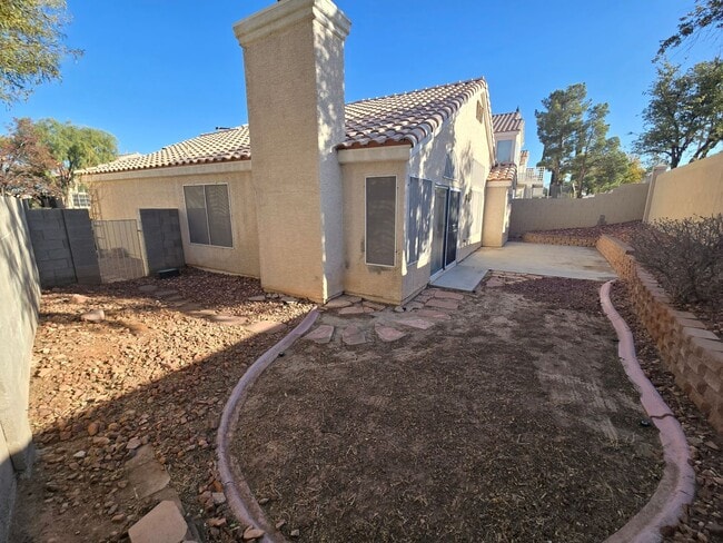 Building Photo - 2417 Bloomington Dr