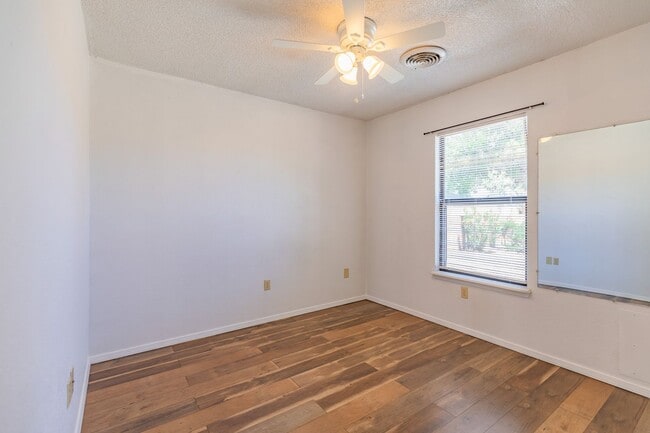 Building Photo - 3 Bedroom 2 Bath Home