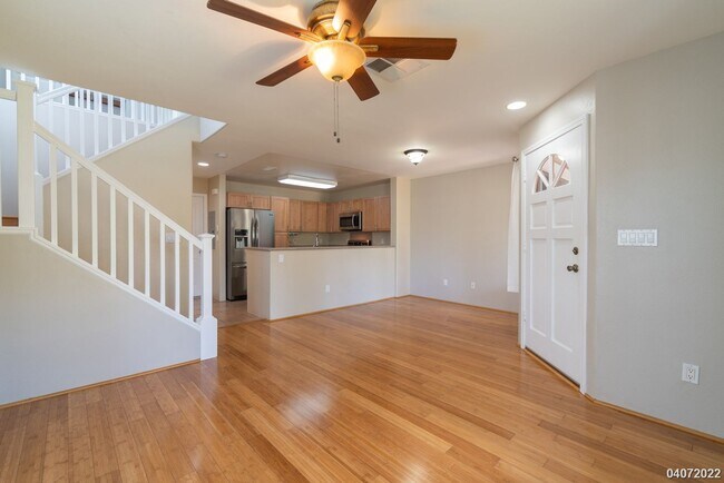 Building Photo - 3 Bed 2.5 Bath Townhome in Spinnaker Place Townhomes 2