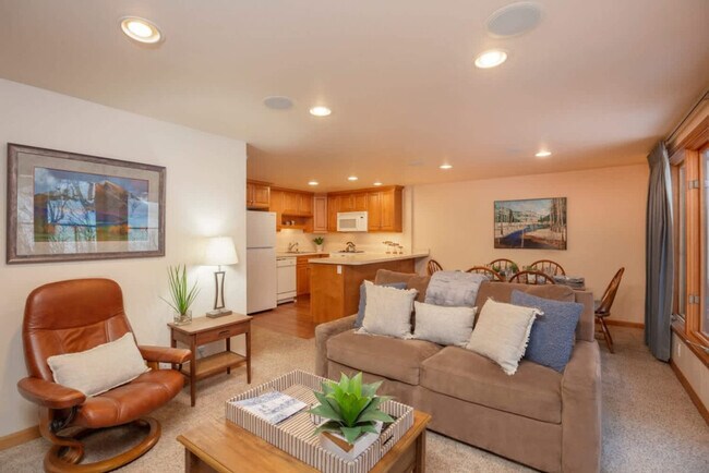 Building Photo - 611 S Monarch St