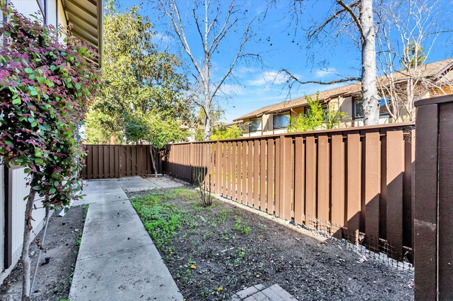 Building Photo - Fully Renovated, 4 Bedroom Townhome Availa...