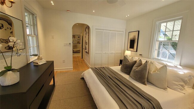 Building Photo - 1305 Alhambra Cir