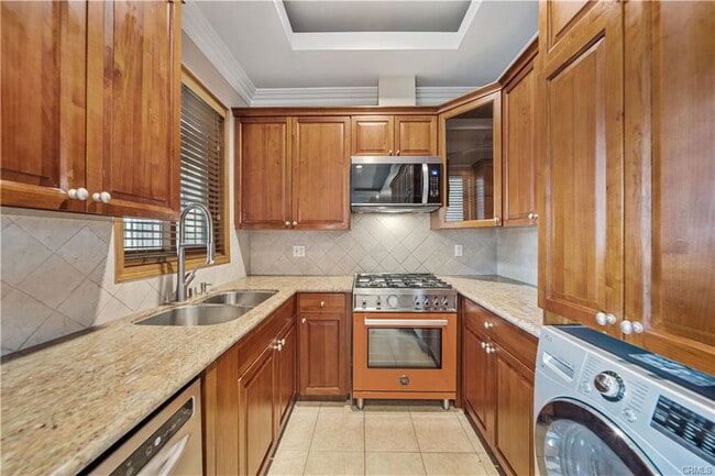 Building Photo - 216 N Buena Vista St