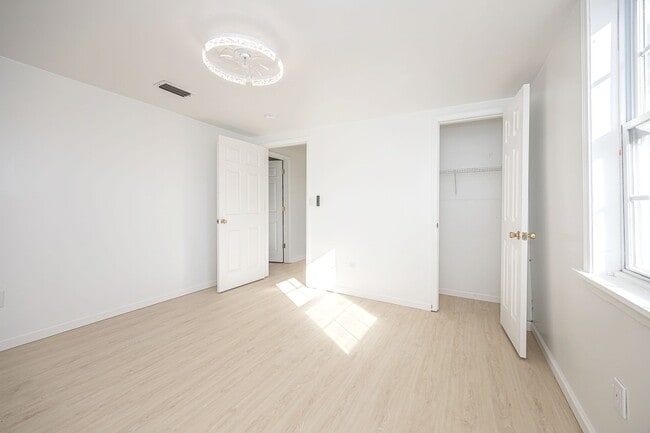 Building Photo - ADORABLE HOME FOR RENT