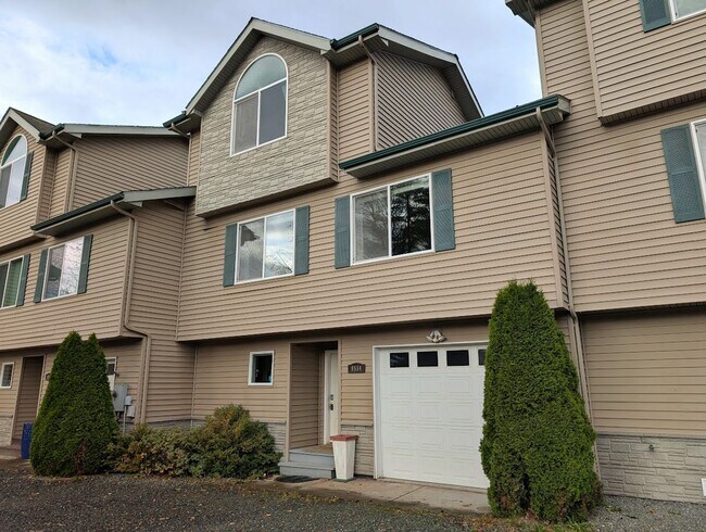 Primary Photo - Unfurnished, 3Bd/2.5Ba Townhome, Long Term...