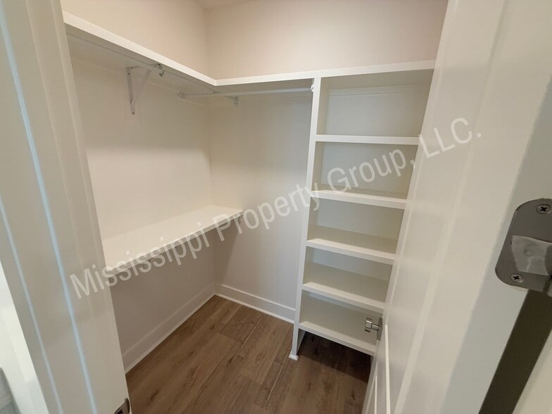 Building Photo - 611 Miramar Ln
