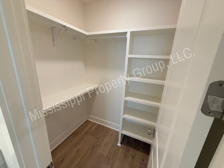 Building Photo - 617 Miramar Ln