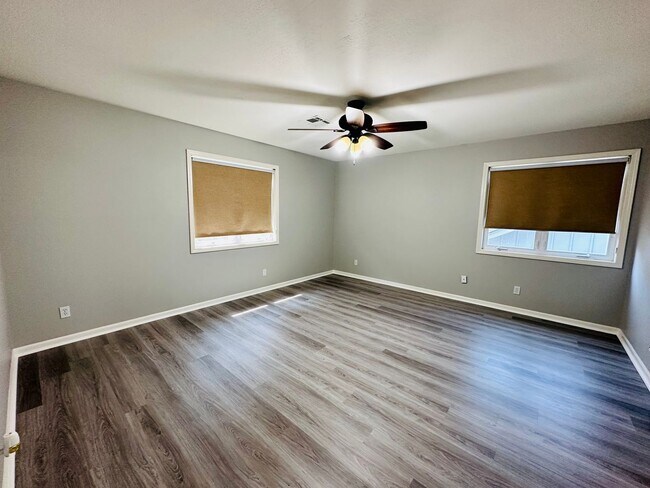 Building Photo - {10709}  Spacious Overland Park Duplex + T...