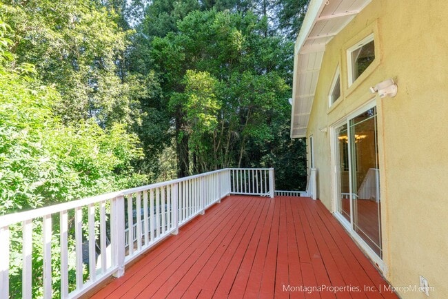Building Photo - Updated and spacious 3 bedroom house on ov...