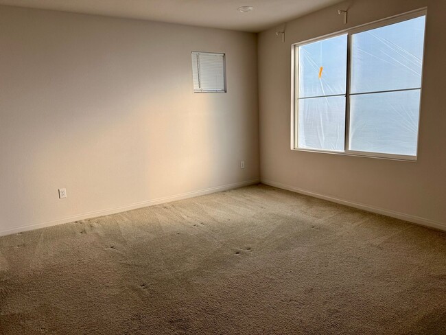 Building Photo - 4 bedroom townhome in Camarillo’s Springvi...