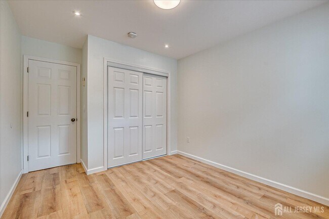 Building Photo - 9 Regent Ct