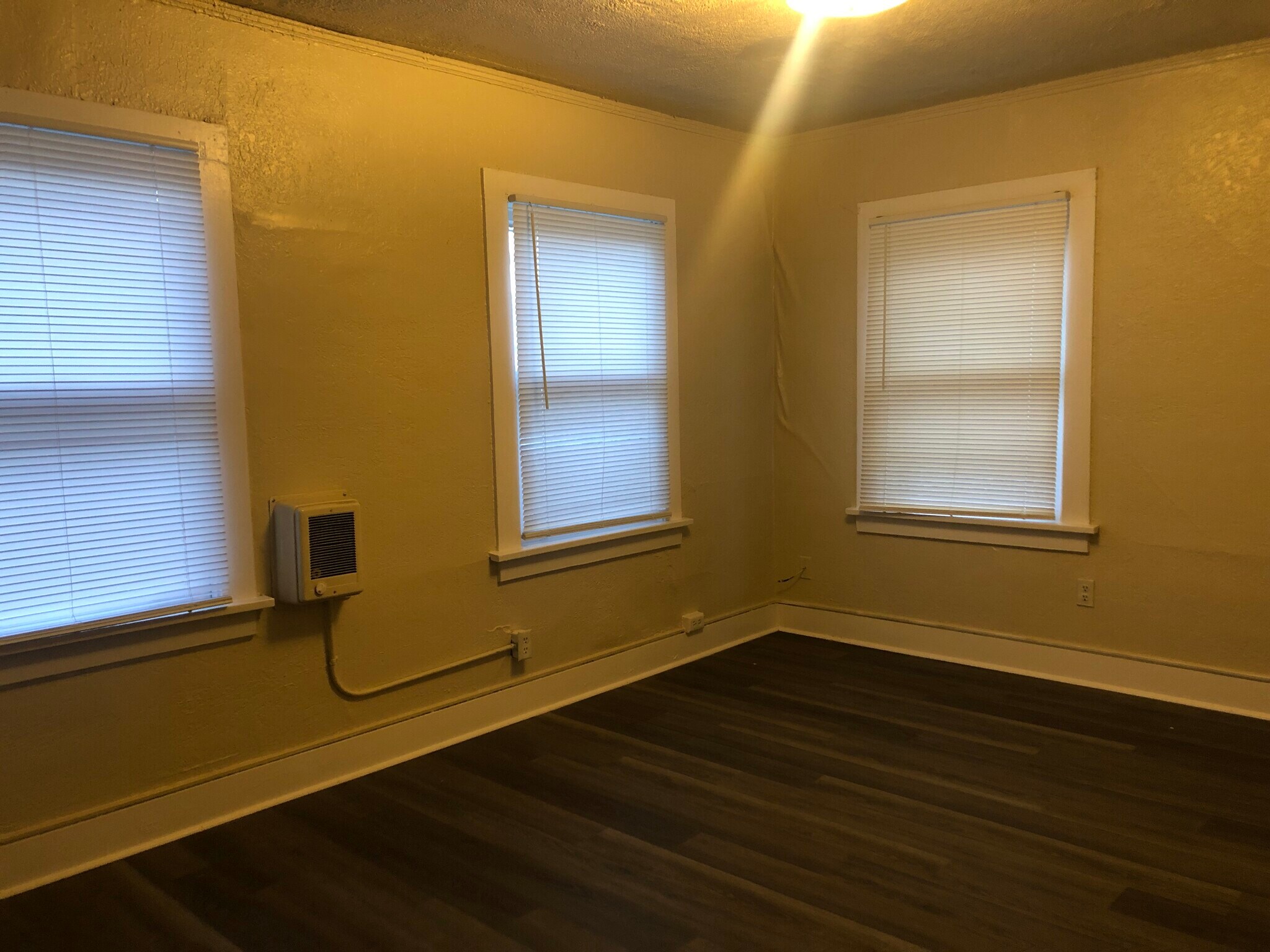 Building Photo - 715 NE Maple St