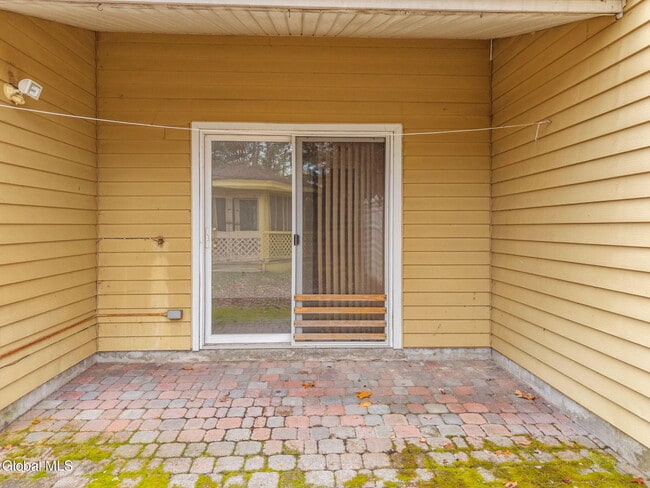 Building Photo - 4 Sugarbush Rd