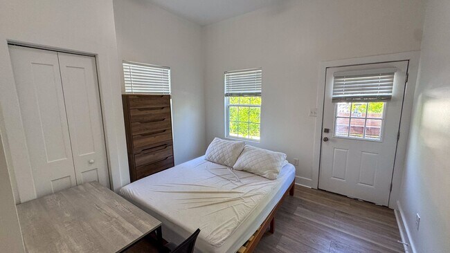 Building Photo - 4 Bed / 2 Bath University Area Apartment