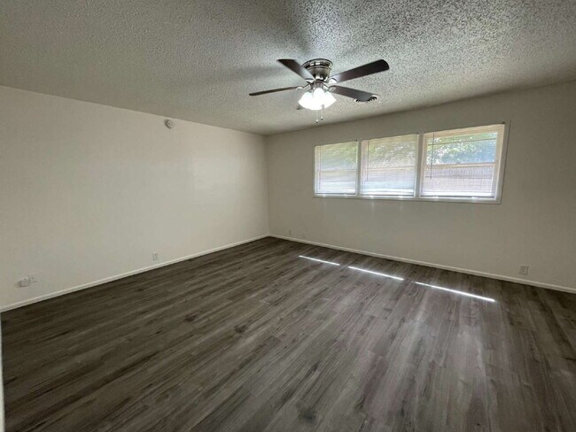 Building Photo - 2 bed 2 bath in an excellent southwest Lubbock location.
