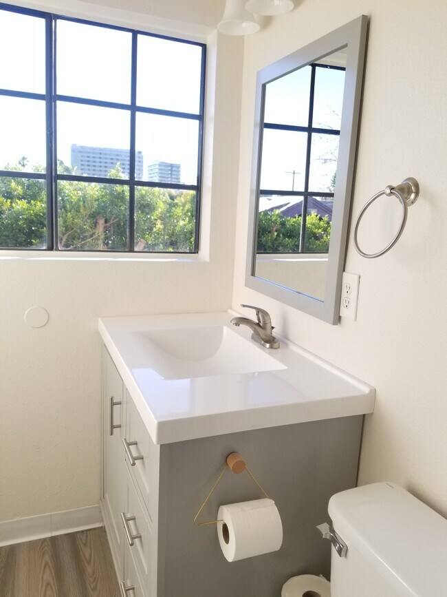 Bathroom 2 - 2003 Vista Del Mar Ave