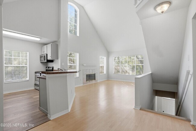 Building Photo - 13700 Richmond Park Dr N
