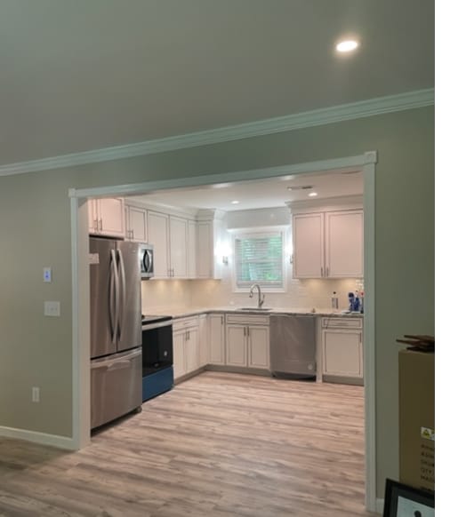 Building Photo - 453 Thompson St