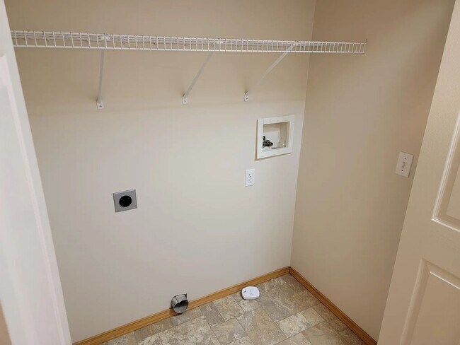 Building Photo - 3 Bedroom 2.5 Bath Townhouse