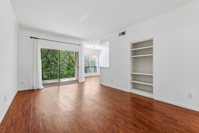 Building Photo - Amazing 1 bedroom, 1 bathroom Condo in Montevista!