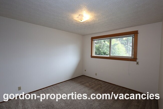 Building Photo - SE Cedar Ave - Single level 2 bedroom unit in duplex