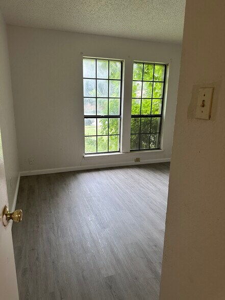 Building Photo - 1513 Lavendale Ln