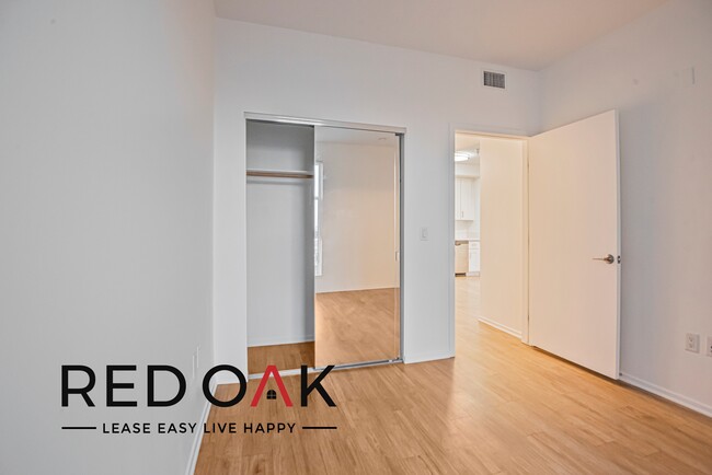 Building Photo - Cheerful Two Bedroom with a Private Balcon...