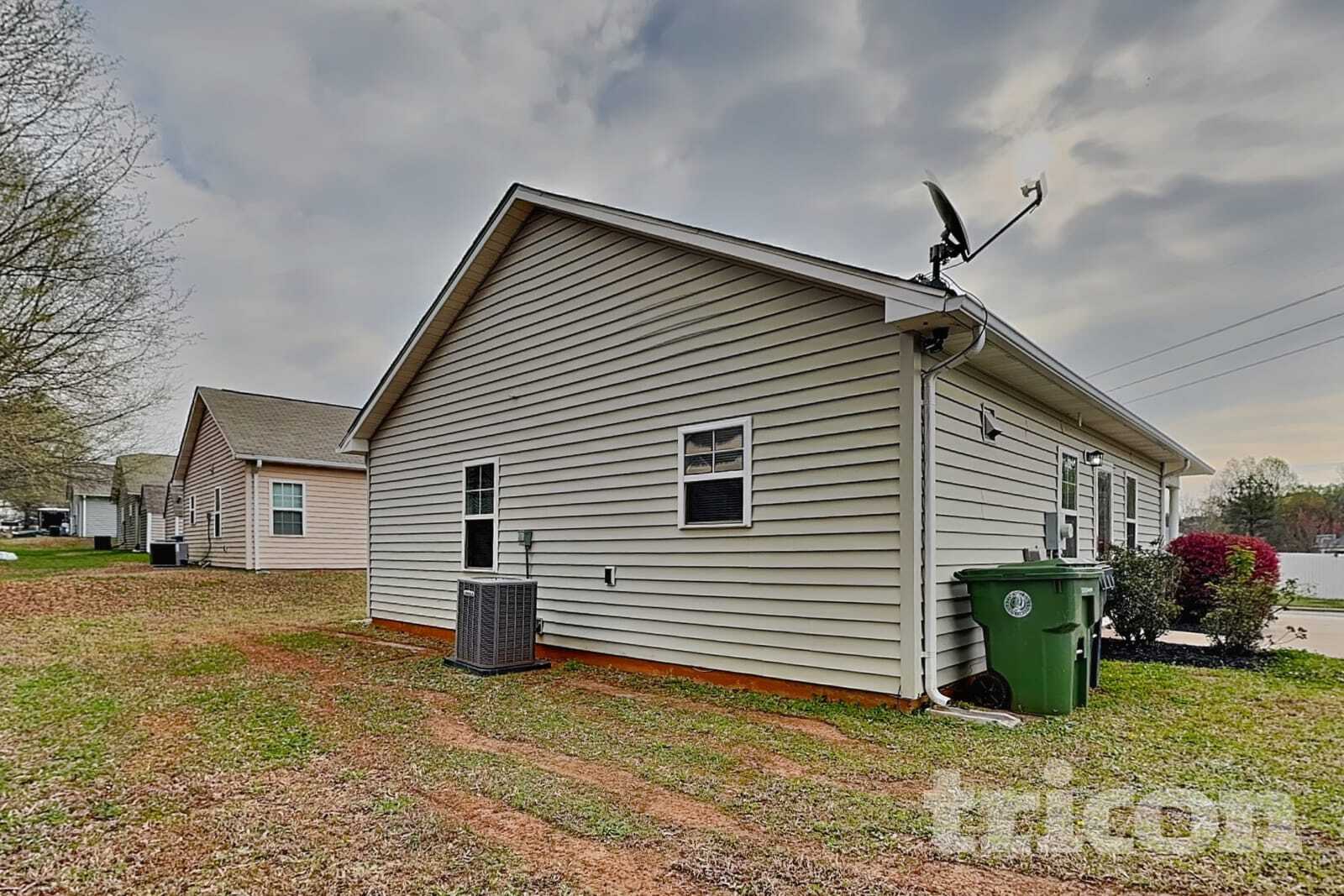 Building Photo - 18011 Lynn Ln