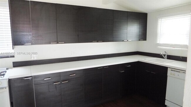 Building Photo - 200 NE 110th St