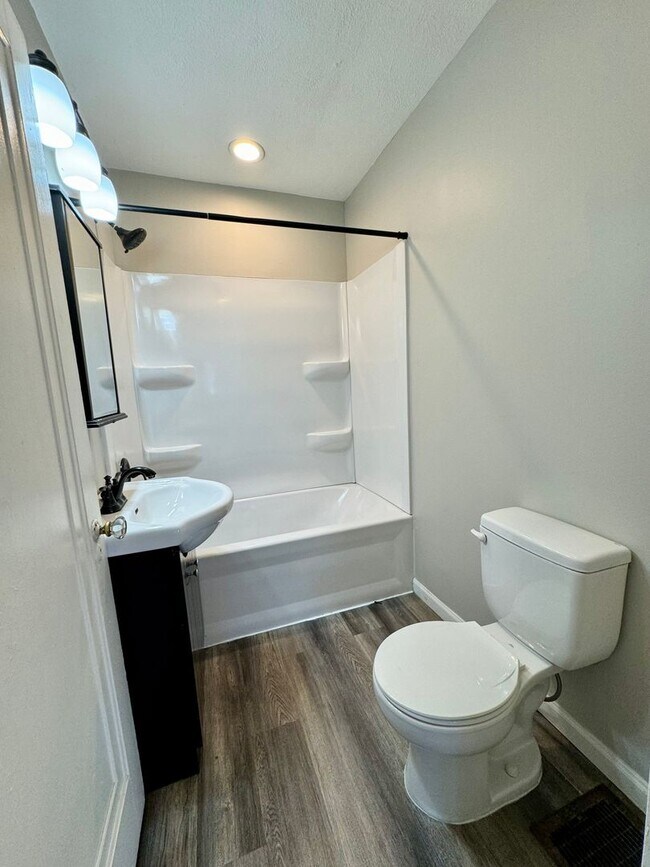 Building Photo - Charming  2-bedroom, 1-bathroom Storybook Cottage Awaits!