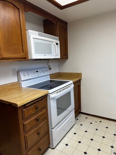 Building Photo - 820 Cady Rd