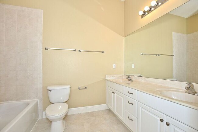 Building Photo - Stunning 3/2.5 Spacious Townhome with a 2 Car Garage Located in the Desirable Baldwin Park - Orla...