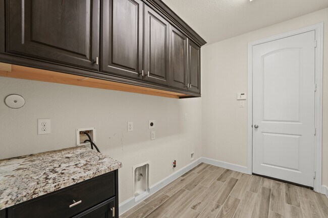 Building Photo - 9339 Fairfield Oaks Ln