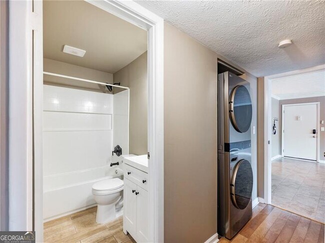 Building Photo - 115 Biscayne Dr NW