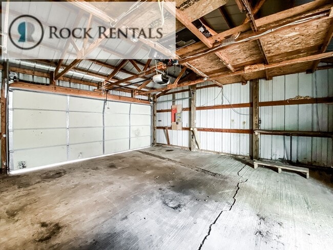 Building Photo - 2 Bed 1 Bath with Detached 2 Car Garage