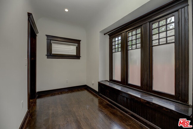 Building Photo - 140 Roselawn Pl