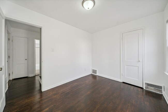 Building Photo - 3 Bedroom Bungalow - West Side